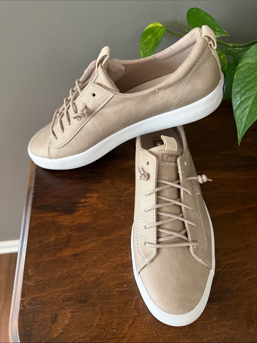 Keds Kickback Leather Beige Casual Slip-on Sneakers. Size 8